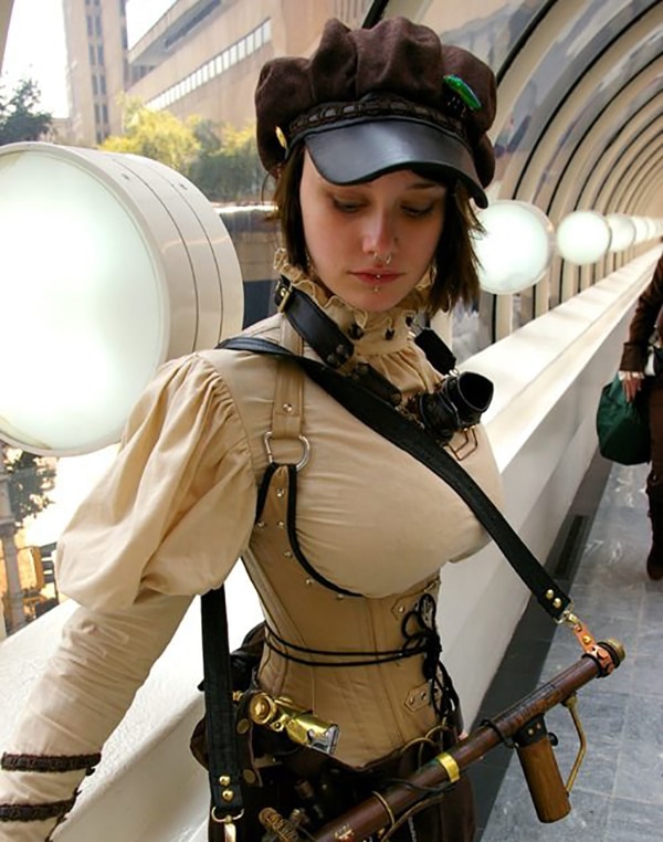 Une cosplayeuse porte une paire de lunettes steampunk autour du cou