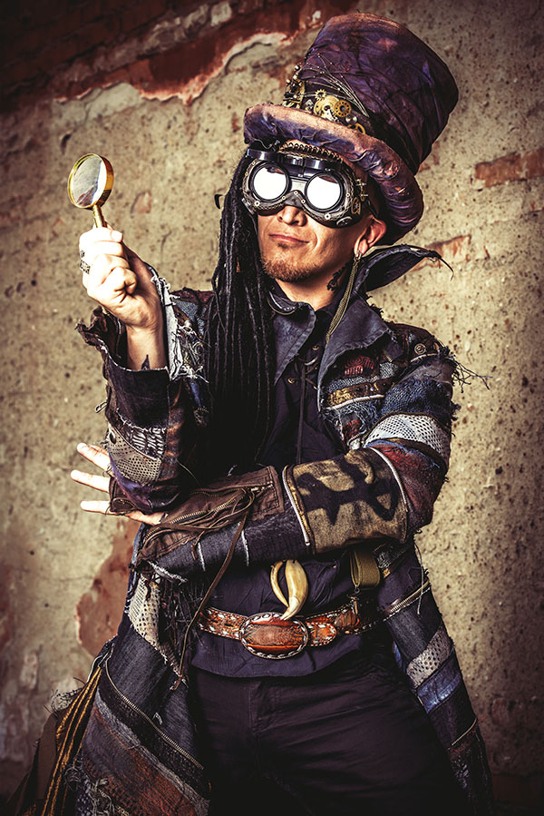 Un cosplayeur steampunk porte des goggles sur les yeux
