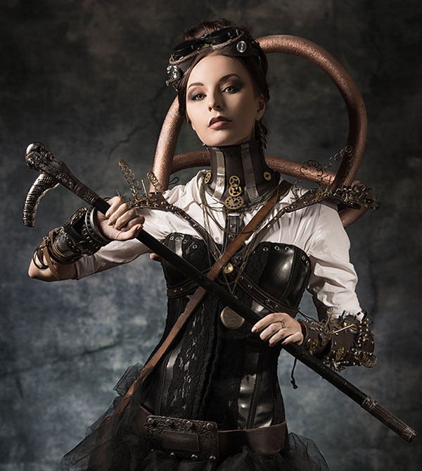 Une femme en tenue steampunk porte des goggles sur la tête
