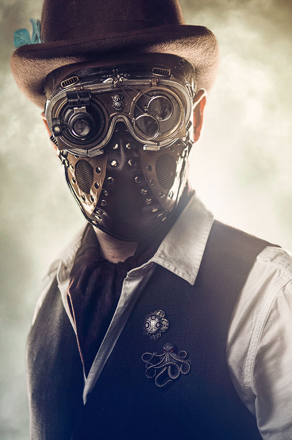 Un cosplayer porte un masque steampunk